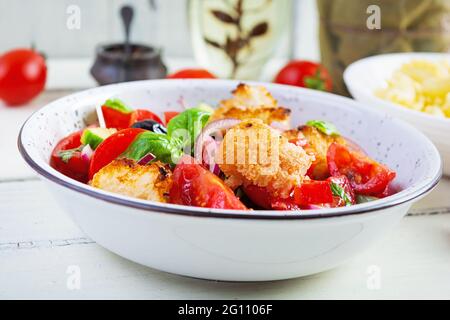 Traditioneller italienischer Salat toskanische Panzanella mit Tomaten, Brot und eingelegten Oliven Stockfoto