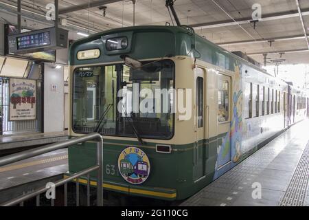 KYOTO, JAPAN - 12. Dez 2019: Kyoto, Japan - 26. Nov 2019: Straßenbahn im Retro-Stil des Parks der Randen Kitano Line am Bahnhof Omiya in Kyoto. Betrieb durch private Ke Stockfoto