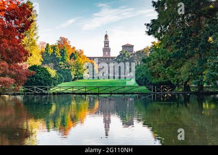 Blick auf das Schloss Sforza vom Sempione Park (Mailand - Italien) an einem Herbsttag mit einem kleinen See im Vordergrund Stockfoto