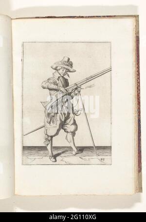 Soldat auf der Wache, dass der Docht auf dem Hahn seiner Muskete den richtigen Platz und die richtige Form gibt (Nr. 42), ca. 1600. Ein Soldat, der in voller Länge auf der rechten Seite wartet, was eine Muskete (eine bestimmte Art von Schusswaffe) ist, mit seiner linken Hand hält er an der Gabel der Furket (Musket-Gabel), wo der Kurs unterstützt (Nr. 42), ca. 1600. Mit Daumen und Mittelfinger seiner rechten Hand gibt er dem brennenden Docht auf dem Hahn (Teil des Entzündungsmechanismus) seiner Muskete den richtigen Platz und die richtige Form. Platte 42 in der Anleitung zum Umgang mit der Muskete: Corte Undercquecksilver auf der Figuerlicke Figur, SOO viele Aengaet Stockfoto