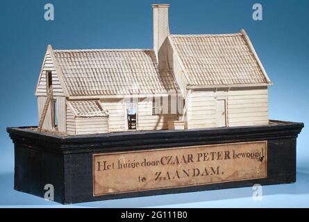 Papiermodell aus der Heimat von Zar Peter I. in Zaandam. Zar Peters Haus in Zaandam. Modell in weißem Papier, in Glasschrank. Stockfoto