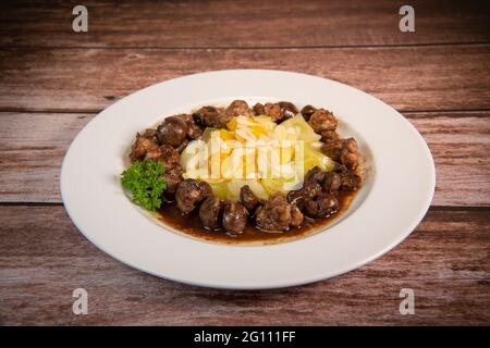 Rezept aus Süßbrot und Lammkniere mit Kakao, Lauch-Pfeifen mit Mandeln und Orangen Stockfoto