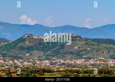 Atemberaubender Panoramablick auf das antike Dorf Montecatini Alto, Pistoia, Italien, von Montecarlo, Lucca aus gesehen Stockfoto