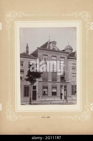 Ein Haus am ruhigen Rhein in Leiden. Die Seite ist mit bedruckten Ornamenten verziert. Stockfoto