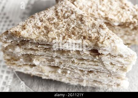 Köstlicher Kuchen auf dem Festtisch aus nächster Nähe. Vorderansicht. Stockfoto
