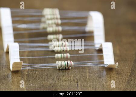 Elektronische Komponenten: Widerstände auf Papierband. Passive Komponenten mit zwei Anschlüssen. Stockfoto