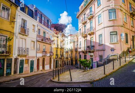 LISSABON, PORTUGAL - 25. MÄRZ 2017: Straße Rua Poiais de Sao Bento mit Straßenbahnlinie in Lissabon. Typische Straßen mit bunten Gebäuden ohne Menschen, Po Stockfoto