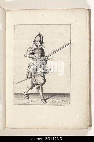 Soldat schließt die Pfanne seines Steuerruders (Nr. 17), ca. 1600. Ein Soldat, voll, rechts, der die Pfanne (das Pulverreservoir) seines Steuerruders (eine bestimmte Art von Schusswaffen) mit seiner rechten Hand (eine bestimmte Art von Schusswaffe) schließt. 17), ca. 1600. In seiner linken Hand, außer dem Rühren, auch ein brennender Docht. Tafel 17 in der Anleitung zur Bedienung des Steuerruders: Corte Underswsinghe auf der figuerliicke-Figur, die entsprechende T'rechte Ghebruyck des Roers. Teil der Illustrationen in: J. de Gheyn, Waffenoper von Roers Musquette und Kloksen, Den Haag, 1607. Marriens um 1600. Stockfoto