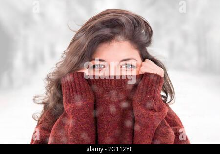 Im Freien Nahaufnahme Porträt eines jungen schönen Mädchen trägt einen Wollpullover unter dem Schnee - Winterurlaub Konzept Stockfoto