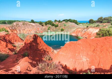 Bauxitbruch in Otranto - Apulien, Italien (Apulien) - Mondlandschaft mit dem See der Bauxithöhle in Salento Stockfoto