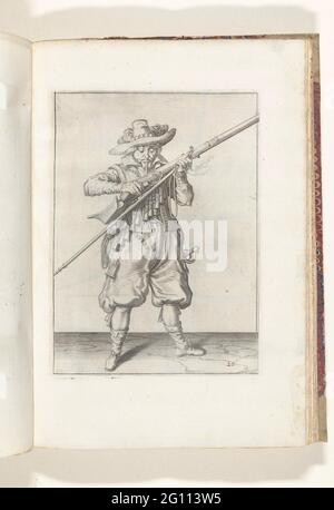 Soldat bläst Pulver aus seiner Muskete (Nr. 20), ca. 1600. Ein Soldat, für Füße, der mit beiden Händen eine Muskete (eine bestimmte Art von Schusswaffe) hält und darüber bläst, möglicherweise außerhalb der Pfanne (der Pulverbehälter) fiel krups von ihr (Nr. 1) 20), ca. 1600. In seiner linken Hand, außer dem Verlauf der Muskete, auch eine Fracht (Muskatabgabel) und ein brennender Docht. Tafel 20 in der Anleitung zum Umgang mit der Muskete: Corte Undercquey auf der Figuerlicke. Teil der Illustrationen in: J. de Gheyn, Waffenoper von Roers Musquette und Spiessen, Amsterdam, 1608. Marriens um 1600. Stockfoto