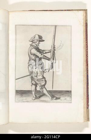 Soldat, der seine Muskete mit beiden Händen aufrecht vor sich hält (Nein 21), ca. 1600. Ein Soldat, rechts, rechts, der eine Muskete (eine bestimmte Art von Schusswaffe) mit beiden Händen für sich hält, die Schlaufe nach oben zeigend, um sie nach links zu bringen (nein 21), ca. 1600. In seiner linken Hand, außer dem Verlauf der Muskete, auch eine Fracht (Musketgabel) und ein brennender Docht. Tafel 21 in der Anleitung zum Umgang mit der Muskete: Corte Undercelly auf der figürlichen Figur, SOO viele Aengaet den rechten Ghebruyck von Musquet. Teil der Illustrationen in: J. de Gheyn, Waffenoper von Roers Musquette an Stockfoto