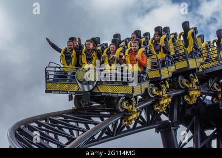 Die Weltrekord-Achterbahn, die Smiler in den Alton Towers, wird Sie 14 Mal pro Fahrt auf den Kopf stellen! Stockfoto