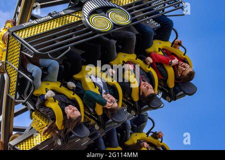 Die Weltrekord-Achterbahn, die Smiler in den Alton Towers, wird Sie 14 Mal pro Fahrt auf den Kopf stellen! Stockfoto