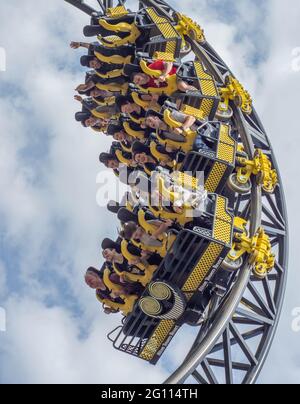 Die Weltrekord-Achterbahn, die Smiler in den Alton Towers, wird Sie 14 Mal pro Fahrt auf den Kopf stellen! Stockfoto