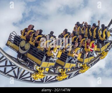 Die Weltrekord-Achterbahn, die Smiler in den Alton Towers, wird Sie 14 Mal pro Fahrt auf den Kopf stellen! Stockfoto