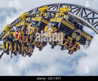 Die Weltrekord-Achterbahn, die Smiler in den Alton Towers, wird Sie 14 Mal pro Fahrt auf den Kopf stellen! Stockfoto