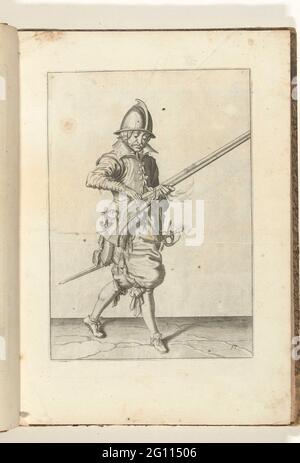 Soldat schließt die Pfanne seines Steuerruders (Nr. 17), ca. 1600. Ein Soldat, voll, rechts, der die Pfanne (das Pulverreservoir) seines Steuerruders (eine bestimmte Art von Schusswaffen) mit seiner rechten Hand (eine bestimmte Art von Schusswaffe) schließt. 17), ca. 1600. In seiner linken Hand, außer dem Rühren, auch ein brennender Docht. Tafel 17 in der Handlinganleitung: Letter Enseignement, Sur La Representation des Figures, du Droit Maniement de l'Harquebuse. Teil der Illustrationen in einer französischen Ausgabe von J. de Gheyns Wapenhande: J. de Gheyn, Maniement d'Armes, d'arquebusses, Mousquetz et Piques: Und conformité de l'Ordre de Mour Le Stockfoto