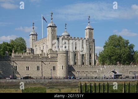 Tower of London, Juni 2021 der Tower ist ein historisches Wahrzeichen Londons und zieht Tausende von Besuchern an das Traitors Gate ist ein Eingang, durch den es geht Stockfoto