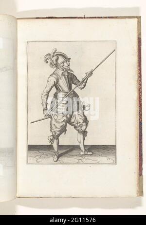 Soldat, der seinen Spieß mit beiden Händen auf seiner rechten Seite trug, der Punkt schräg nach oben gerichtet (nein 15), ca. 1600. Ein Soldat, voll Spieß, trug einen Spieß (Lanze) mit beiden Händen an seiner rechten Seite, der Punkt Slanted nach oben (no 15), ca. 1600. Dies ist die erste Operation, um den Spieß auf dem Boden zu platzieren. Tafel 15 in der Anleitung zum Umgang mit dem Spieß: Corte Underswsinghe auf der Figuerliicke-Figur der entsprechenden ranche Bruck, von allen T'Ghene ist eine Soldaet Int wirkende Lüftung Notfall. Teil der Illustrationen in: J. de Gheyn, Waffenoper von Roers Musquette und Spiessen, Amsterdam, Stockfoto