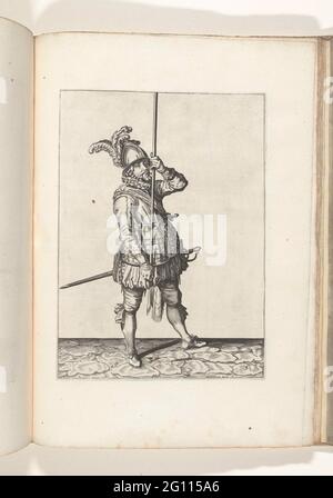 Soldat, der seinen Spieß mit beiden Händen aufrecht für sich hoch über dem Boden hält (nein 5), ca. 1600. Ein Soldat, rechts, rechts, das ist ein Spieß (Lanze) mit beiden Händen aufrecht für sich hoch über dem Land hält (Nr. 1) 5), ca. 1600. Dies ist die erste Aktion für die Aufstehenden auf den Boden. Tafel 5 in der Anleitung zum Umgang mit dem Spieß: Corte Underswsinghe auf der figuerliicke Figur, unter anderem T'recht Ghebruyck, aus ganz T'Ghene, ist ein Soldaet Int, der von den Spies handelt, Notfall. Teil der Illustrationen in: J. de Gheyn, Waffenoper von Roers Musquette und Stockfoto