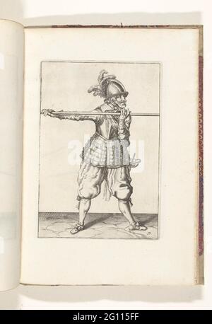 Soldat, der seinen Spieß mit beiden Händen horizontal auf Schulterhöhe trägt (Nr. 19), ca. 1600. Ein Soldat, für die Füße, der einen Spieß (Lanze) mit beiden Händen horizontal auf Schulterhöhe trägt (no 19), ca. 1600 . Tafel 19 in der Anleitung zum Umgang mit dem Spieß: Corte Underswsinghe auf der Figuerliicke-Figur des entsprechenden Seilwagens, von allen T'Ghene ein Soldaet Int, der von den Spies Noodich handelt. Teil der Illustrationen in: J. de Gheyn, Waffenoper von Roers Musquette und Spiessen, Amsterdam, 1608. Marriens um 1600. Stockfoto