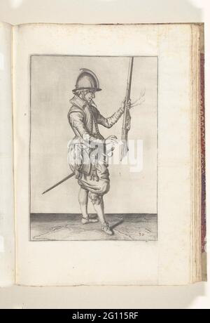 Soldat, der seine Aufrührer mit der linken Hand aufrecht hielt (Nr. 30), ca. 1600. Ein Soldat, voll von rechts, der mit seiner linken Hand, nach oben zeigend, eine gewisse Schusswaffe hält, bevor er die Waffe auf seine rechte Hand überträgt. In seiner linken Hand, außer dem Aufrühren auch ein brennender Docht (nein 30), ca. 1600. Platte 30 in der Anleitung zum Umgang mit dem Ruder. Teil der Illustrationen in: J. de Gheyn, Waffenoper von Roers Musquette und Spiessen, Amsterdam, 1608. Marriens um 1600. Stockfoto