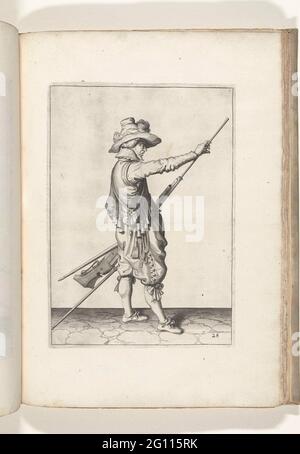 Soldat, der seinen Ladestock aus dem Verlauf seiner Muskete zieht (Nr. 28), ca. 1600. Ein Soldat, rechts, rechts, hält mit seiner linken Hand am linken Knochen eine Muskete (eine bestimmte Art von Schusswaffe), und mit seiner rechten Hand zieht sich der Ladestock heraus (Nr. 2) 28), ca. 1600. In seiner linken Hand, außer der Muskete auch eine Fracht (Musketgabel). Platte 28 in der Anleitung zum Umgang mit der Muskete: Corte Underquecksilver auf der Figuerliicke Figur, so viel aengaet das rechte Ghebruyck Vant Musquet. Teil der Illustrationen in: J. de Gheyn, Waffenoper von Roers Musquette und Kloksen, Den Haag, 1607. Ma Stockfoto