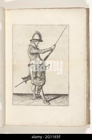 Soldat schiebt seinen Ladestock im Halter unter dem Verlauf seines Ruders (Nr. 29), ca. 1600. Ein Soldat, in voller Länge, rechts, hält ein Gewirr (eine bestimmte Art von Schusswaffe) mit seiner linken Hand mit seinem linken Knochen (eine bestimmte Art von Schusswaffe) und mit seiner rechten Hand den Ladestock in der Halterung, der unter die Schlaufe gleitet (Nr. 29), ca. 1600. Tafel 29 in der Anleitung zum Umgang mit dem Stier: Corte Underswsinghe auf der Figuerliicke Figur, geradlinig T'Rechte Ghebruyck des Roers. Teil der Illustrationen in: J. de Gheyn, Waffenoper von Roers Musquette und Kloksen, Den Haag, 1607. Stockfoto