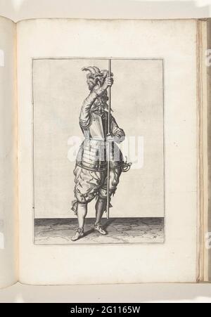 Soldat, von vorne gesehen, der seinen Spieß mit beiden Händen aufrecht für sich leicht über dem Boden hält (nein 16), ca. 1600. Ein Soldat, für die Füße, der ein Spieß (Lanze) mit beiden Händen aufrecht ist, erfestigt sich über dem Boden (nein 16), ca. 1600. Dies ist die zweite Operation, um den Spieß auf dem Boden zu platzieren. Tafel 16 in der Anleitung zum Umgang mit dem Spieß: Corte Underswsinghe auf der figuerliicke Figur, unter anderem T'recht Ghebruyck, von allen t'Ghene ein soldaet int Handel der SPIONE Noodich ist. Teil der Illustrationen in: J. de Gheyn, Waffenoper von Roers Musquette Stockfoto