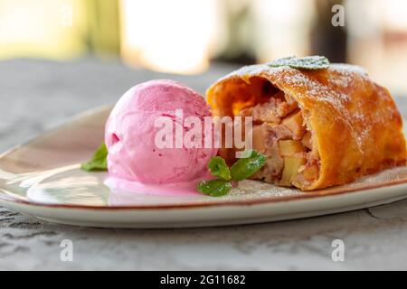 Stück Apfelkuchen serviert mit Eis Stockfoto