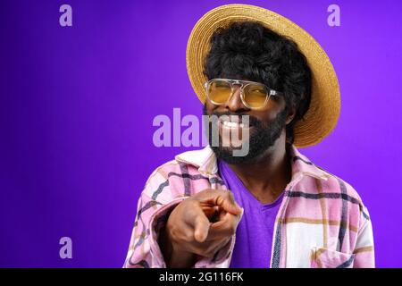 Lustiger afrikanischer Mann, der mit den Fingern auf dich zeigt Stockfoto
