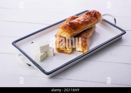 Gebackene Käsekuchen mit Milch. Bulgarische Butter Banitsa zum Frühstück Stockfoto