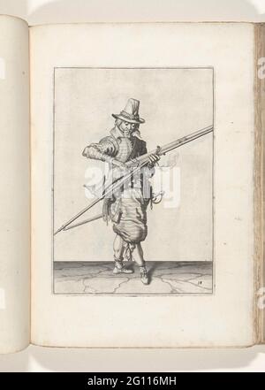 Soldat schließt die Pfanne seiner Muskete (Nr. 18), ca. 1600. Ein Soldat, voll, rechts, der die Pfanne (das Pulverreservoir) seiner Muskete (eine bestimmte Art von Schusswaffen) mit seiner rechten Hand (eine bestimmte Art von Schusswaffe) schließt. 18), ca. 1600. In seiner linken Hand außer der Muskete auch eine Fracht (Musketgabel) und ein brennender Docht. Platte 18 in der Anleitung zum Umgang mit der Muskete: Corte Underquecksilver auf der Figuerliicke Figur, so viel aengaet das rechte ghebruyck vante Musquet. Teil der Illustrationen in: J. de Gheyn, Waffenoper von Roers Musquette und Kloksen, Den Haag, 1607. Marriens um 1600. Stockfoto