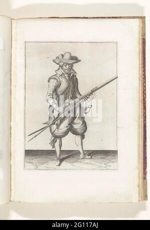 Soldat, der aus seiner Muskete zittert (nein 19), ca. 1600. Ein Soldat, voll, rechts, der mit beiden Händen eine Muskete (eine bestimmte Art von Schusswaffe) schüttelt, um sich möglicherweise außerhalb der Pfanne (des Pulverbehälters) zu befinden, fiel Krit von ihr (nein 19), ca. 1600. In seiner linken Hand, außer dem mussy-Kurs, auch eine Fracht (Musketgabel) und ein brennender Docht. Tafel 19 in der Anleitung zum Umgang mit der Muskete: Corte Underrait auf der Figuerlicke Figur, SOO viele Aengaet der rechte Ghebruyck von Musquet. Teil der Illustrationen in: J. de Gheyn, Waffenoper von Roers Musquette und Spiessen, Amsterdam, 1608. Marriens Stockfoto