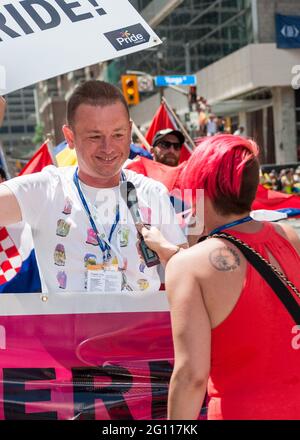 Goran Miletic bei der 32 Pride Parade im Rahmen des Toronto Pride Festivals, das die Geschichte, Vielfalt und Zukunft der Schwulengemeinschaft feiert Stockfoto