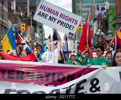 Goran Miletic bei der 32 Pride Parade im Rahmen des Toronto Pride Festivals, das die Geschichte, Vielfalt und Zukunft der Schwulengemeinschaft feiert Stockfoto