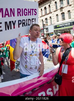 Goran Miletic bei der 32 Pride Parade im Rahmen des Toronto Pride Festivals, das die Geschichte, Vielfalt und Zukunft der Schwulengemeinschaft feiert Stockfoto