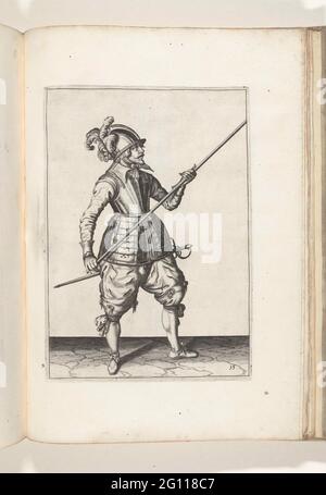 Soldat, der seinen Spieß mit beiden Händen auf seiner rechten Seite trug, der Punkt schräg nach oben gerichtet (nein 15), ca. 1600. Ein Soldat, voll Spieß, trug einen Spieß (Lanze) mit beiden Händen an seiner rechten Seite, der Punkt Slanted nach oben (no 15), ca. 1600. Dies ist die erste Operation, um den Spieß auf dem Boden zu platzieren. Tafel 15 in der Anleitung zum Umgang mit dem Spieß: Corte Underswsinghe auf der figuerliicke-Figur, u.a. T'recht Ghebruyck, aus allen T'Ghene, ein Soldaet Int, der aus den Spies Noodich agiert. Teil der Illustrationen in: J. de Gheyn, Waffenoper von Roers Musquette und Kloksen Stockfoto