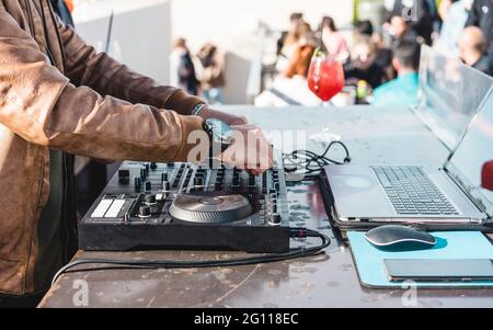 Disc Jockey Hände spielen Musik für Touristen auf Strandparty im Freien - Live-Event, Musik und Spaß Konzept - Unterhaltung und Party-Konzept Stockfoto