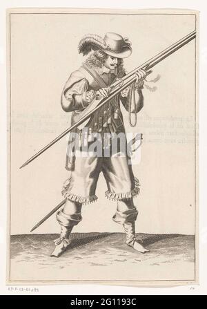 Soldat, der Pulver aus seiner Muskete bläst, ca. 1645. Ein Soldat, für Füße, der eine Muskete (eine bestimmte Art von Feuerwaffe) mit beiden Händen hält und darüber bläst, möglicherweise außerhalb der Pfanne (das Pulverreservoir) gefallenes Pulver abzusteigen. In seiner linken Hand außer dem Verlauf der Muskete auch ein Feuerrekader (Musketgabel) und ein brennender Docht. Auf der Rückseite mit französischem Text bedruckt. Freies Exemplar auf Platte 20 in der Anleitung zum Umgang mit der Muskete in der Waffenoper von J. de Gheyn. Warnesses um 1600. Stockfoto