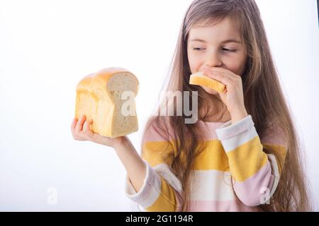 Kleines Mädchen halten ein Stück hausgemachtes gesundes Brot Stockfoto