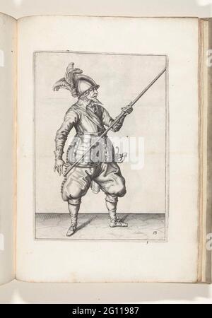 Soldat, der seinen Spieß mit der linken Hand auf der rechten Seite trug, die Spitze richtete sich nach oben (nein 13), ca. 1600. Ein Soldat, voll Spieß, trägt einen Spieß (Lanze) mit der linken Hand zu seiner Rechten, der Punkt Slanted up (no 13), ca. 1600. Dies ist die zweite Operation zur Senkung des Spießes, um unter einem Gewinn fortzufahren. Tafel 13 in der Anleitung zum Umgang mit dem Spieß: Corte Underswsinghe auf der figuerliicke Figur, unter anderem T'recht Ghebruyck, aus allen t'Ghene, ist ein soldaet int Handling des Spießes Noodich. Teil der Illustrationen in: J. de Gheyn, Waffenoper von Roers Musquett Stockfoto