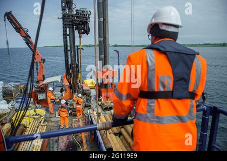 Fehmarn, Deutschland. Juni 2021. Ein Mitarbeiter überwacht die Bohraktivitäten auf einem Bohrgerät während der Probebohrungen im Fehmarmsund. Die Bohrungen dienen der Planung des Baus des Fehmarsundtunnels zwischen dem Schleswig-holsteinischen Festland und der Insel Fehmarn. Quelle: Gregor Fischer/dpa/Alamy Live News Stockfoto