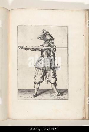 Soldat, der seinen Spieß mit beiden Händen horizontal auf Schulterhöhe trägt (Nr. 19), ca. 1600. Ein Soldat, für die Füße, der einen Spieß (Lanze) mit beiden Händen horizontal auf Schulterhöhe trägt (no 19), ca. 1600 . Tafel 19 in der Anleitung zum Umgang mit dem Spieß: Corte Underswsinghe auf der figuerliicke-Figur, u.a. T'recht Ghebruyck, aus ganz T'Ghene, ein Soldaet Int, der vom Spieß aus agiert, ist Noodich. Teil der Illustrationen in: J. de Gheyn, Waffenoper von Roers Musquette und Kloksen, Den Haag, 1607. Marriens um 1600. Stockfoto