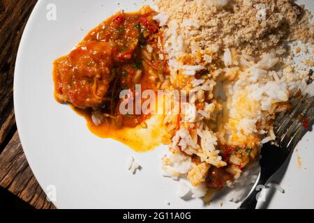 Ein Teller mit Garneleneintopf, Moqueca, typisch brasilianisches Essen Stockfoto