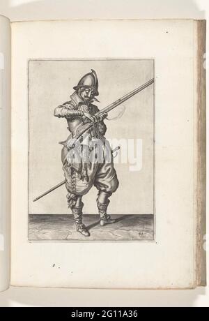 Soldat auf der Wache, dass der Docht auf dem Hahn seines Steuerruders den richtigen Platz und die richtige Form gibt (Nr. 41), ca. 1600. Ein Soldat wartet, in voller Länge, auf der rechten Seite, das ist ein Aufsehen (eine bestimmte Art von Schusswaffe) mit seiner linken Hand hält (no 41), ca. 1600. Mit einem Daumen und Mittelfinger seiner rechten Hand gibt er dem brennenden Docht auf dem Hahn (Teil des Entzündungsmechanismus) seines Rührers den richtigen Platz und die richtige Form. Es handelt sich also um die gleiche Position wie auf dem achten Druck der Serie. Tafel 41 in der Anleitung zum Umgang mit dem Stier: Corte Underswsinghe auf der Figuerliicke Stockfoto