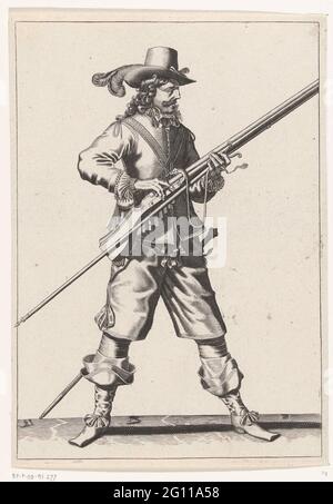 Soldat auf Wache, der die Pfanne seiner Muskete mit zwei Fingern gegen Funken bedeckt, ca. 1645. Ein Soldat auf Warten, in voller Länge, nach rechts, hält eine Muskete (eine bestimmte Art von Schusswaffe) mit seiner linken Hand an der Gabel von ihm Furket (Musket Gabel), wo die Schleife unterstützt. Auf dem Hahn (Teil des Entzündungsmechanismus) seiner Muskete liegt der brennende Docht. Mit dem Zeigefinger und dem Mittelfinger seiner rechten Hand bedeckt er die Pfanne (das Pulverreservoir) seiner Muskete, um das Pulver vor Funken aus dem Docht zu schützen, ca. 1645. Auf der Rückseite mit französischem Text bedruckt. Frei zur Platte 43 im Stockfoto