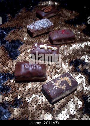 Verschiedene dunkle handgemachte Schokolade auf den Pailletten Stockfoto
