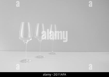 Das Glas ist leer für Wein. Drei leere Weingläser auf weißem Hintergrund Stockfoto